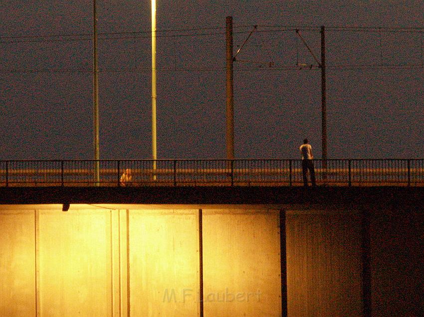 Lebensmueder mit Pistole Koeln Deutzer Bruecke P48.JPG